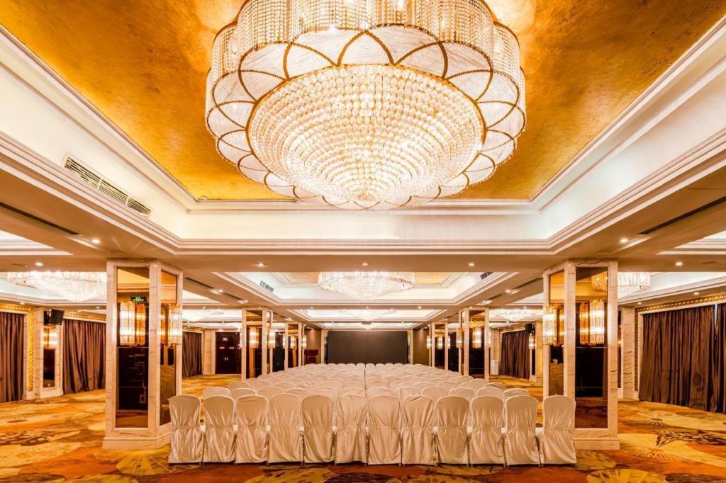 Chengdu Rising Butterfly Hotel Экстерьер фото